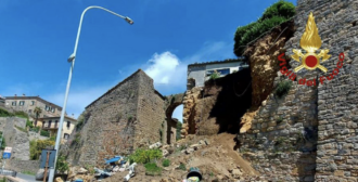 Copertina di Crolla una porzione delle mura antiche di Volterra: un ferito, “non si escludono altri crolli”