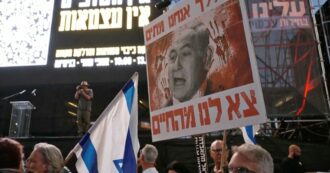 Israele, decine di migliaia in piazza per chiedere un accordo sugli ostaggi: “Governo ponga fine alla guerra e ce li restituisca”