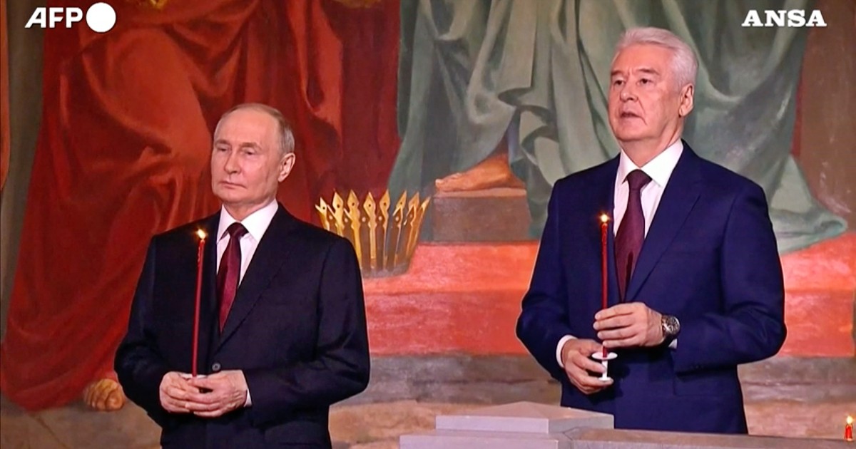 Russia, Putin partecipa alla funzione per la Pasqua ortodossa: le immagini