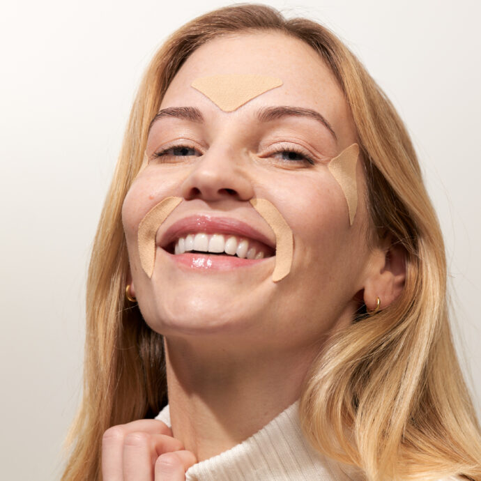 Un cerotto ti fa bella: dai patch occhi al face taping per le rughe, ecco il nuovo trend di bellezza che fa risparmiare tempo e fatica