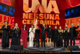 Copertina di Una Nessuna Centomila – Il Concerto a Napoli per sostenere i centri antiviolenza. Fiorella Mannoia: “Un problema senza soluzioni”: la scaletta e le canzoni