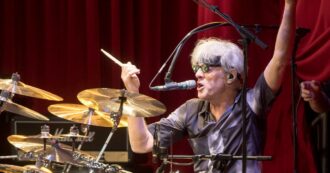 Copertina di Stewart Copeland: “Sono uno 007 del rock. W le streghe e la Taranta”