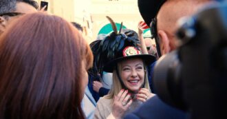 Copertina di Meloni al raduno di Bersaglieri, la premier accenna la corsa dei militari e indossa il tipico cappello con le piume – Video