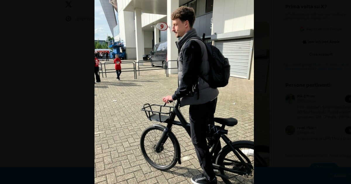 Vince il campionato e torna a casa in bicicletta: la foto di Oliver Boscagli del PSV diventa virale