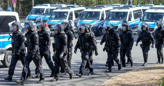 Germania, più di 150 agenti della polizia feriti durante una partita di quarta divisione: oltre 70 gli arresti
