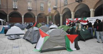 Copertina di Proteste pro-Palestina, all’Università di Bologna il primo presidio italiano con le tende: “Stop complicità con Israele”
