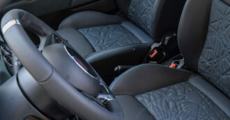 Copertina di “L’interno della tua auto potrebbe essere ancora più sporco di un sedile del water”. L’allarme choc degli esperti