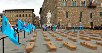 Copertina di Morti sul lavoro, 200 bare in piazza della Signoria a Firenze. La mamma di Luana D’Orazio: “Film a puntate senza fine”