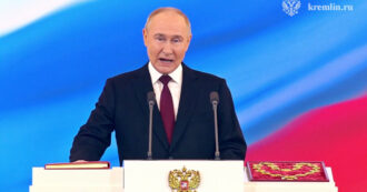Copertina di Vladimir Putin giura sulla Costituzione russa al Cremlino per il suo quinto mandato: il video della cerimonia