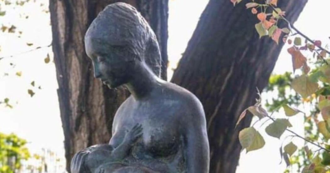 La Russa fa esporre in Senato la statua della donna che allatta rifiutata dal Comune di Milano