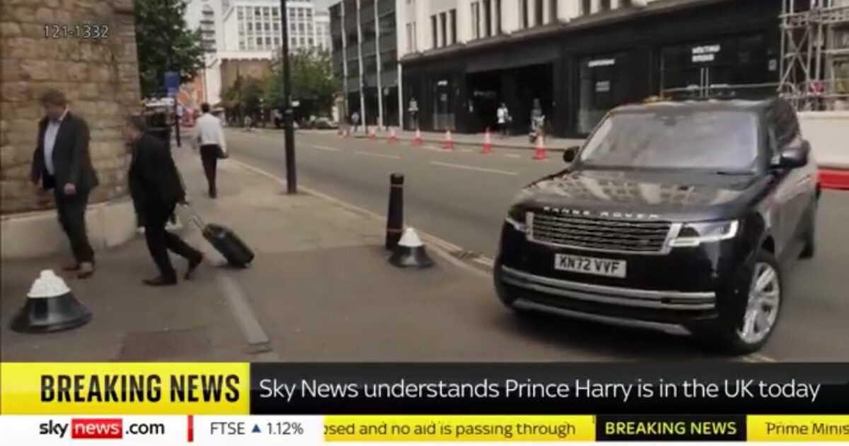 Il principe Harry è arrivato a Londra: nessun incontro con William, Carlo lo riceverà “solo se avrà tempo”. Ma il Re vuole “disperatamente” incontrare Archie e Lilibet