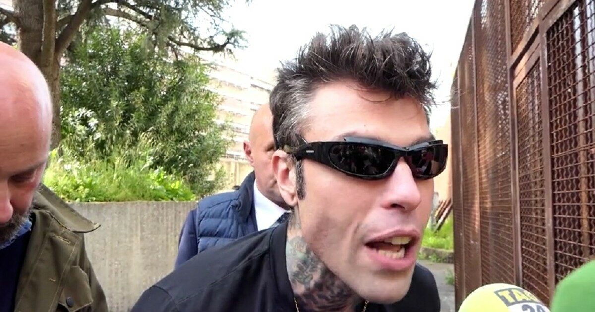 Fedez denunciato per il caso Iovino. Lui sulla rissa: “Io non c’ero, dalle telecamere non si vede niente”. Ma le immagini mostrano altro