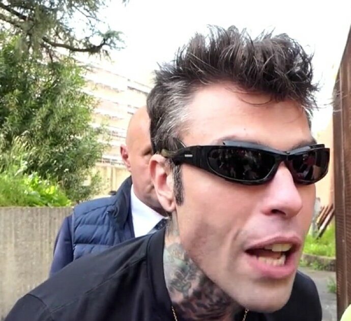 Fedez denunciato per il caso Iovino. Lui sulla rissa: “Io non c’ero, dalle telecamere non si vede niente”. Ma le immagini mostrano altro