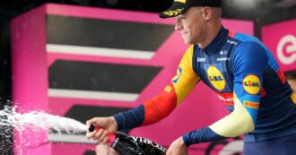 Copertina di Giro d’Italia, Jonathan Milan imperioso in volata ad Andora: è sua la prima vittoria italiana