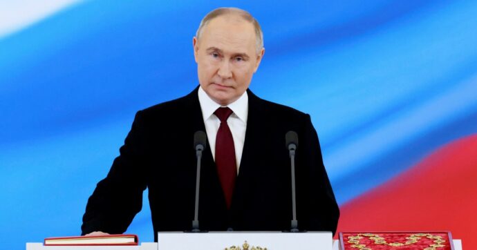 Copertina di Ecco il Putin V:  “Siamo più forti, ma sì al dialogo” 