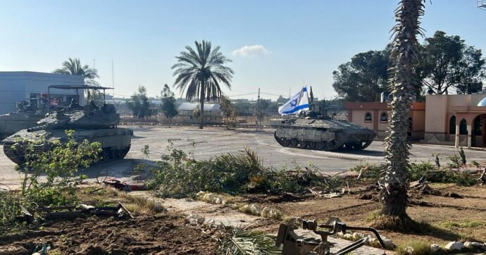 Copertina di Iniziata l’invasione israeliana di Rafah: tank di Tel Aviv bloccano il valico, Gaza è totalmente isolata. “Carri armati diretti all’ex aeroporto”
