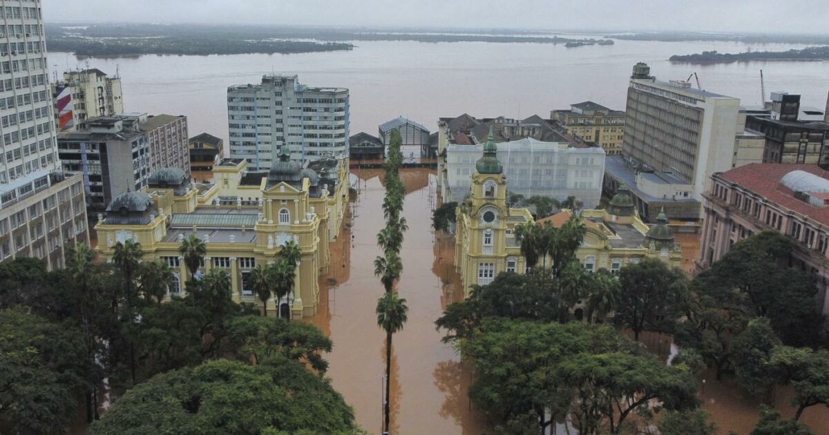 Climate crisis, Rio Grande do Sul devastated by rains: almost 100 deaths and 155 thousand people homeless, Porto Alegre submerged