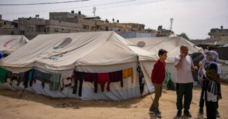 Voci di Gaza – “A Rafah la gente è disperata, smonta le tende senza sapere dove andare. Fugge con i furgoncini o con i carretti degli asini”