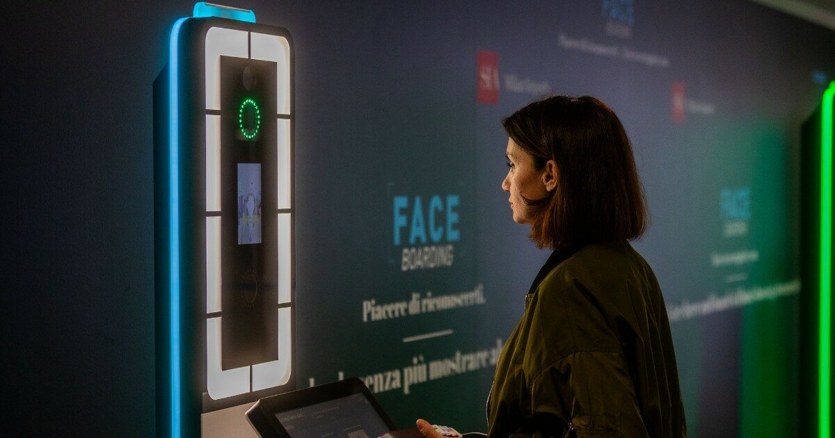 A Linate arriva il FaceBoarding: cos’è, come funziona e i dubbi sul riconoscimento facciale in aeroporto