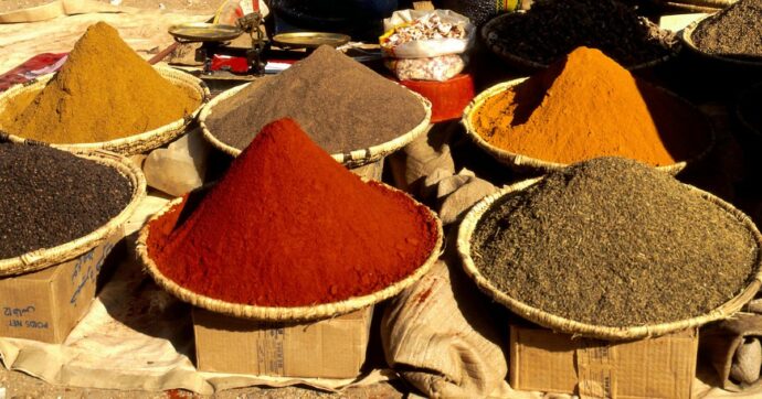 “Spezie cancerogene”, l’India apre un’inchiesta. Prodotti esportati anche in Europa: “Sostanze chimiche in 527 alimenti”