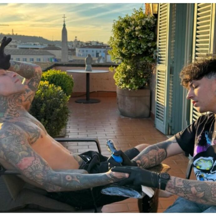 “La Creazione di Adamo” di Michelangelo tatuato sui palmi di Fedez: ecco il risultato