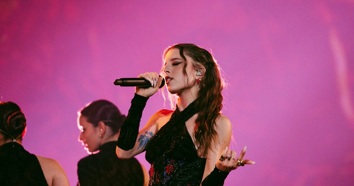 Angelina Mango e il video dietro le quinte dell’Eurovision: “Costretta a cantare Imagine”. Ma lei specifica: “Ecco perché sono corsa via”