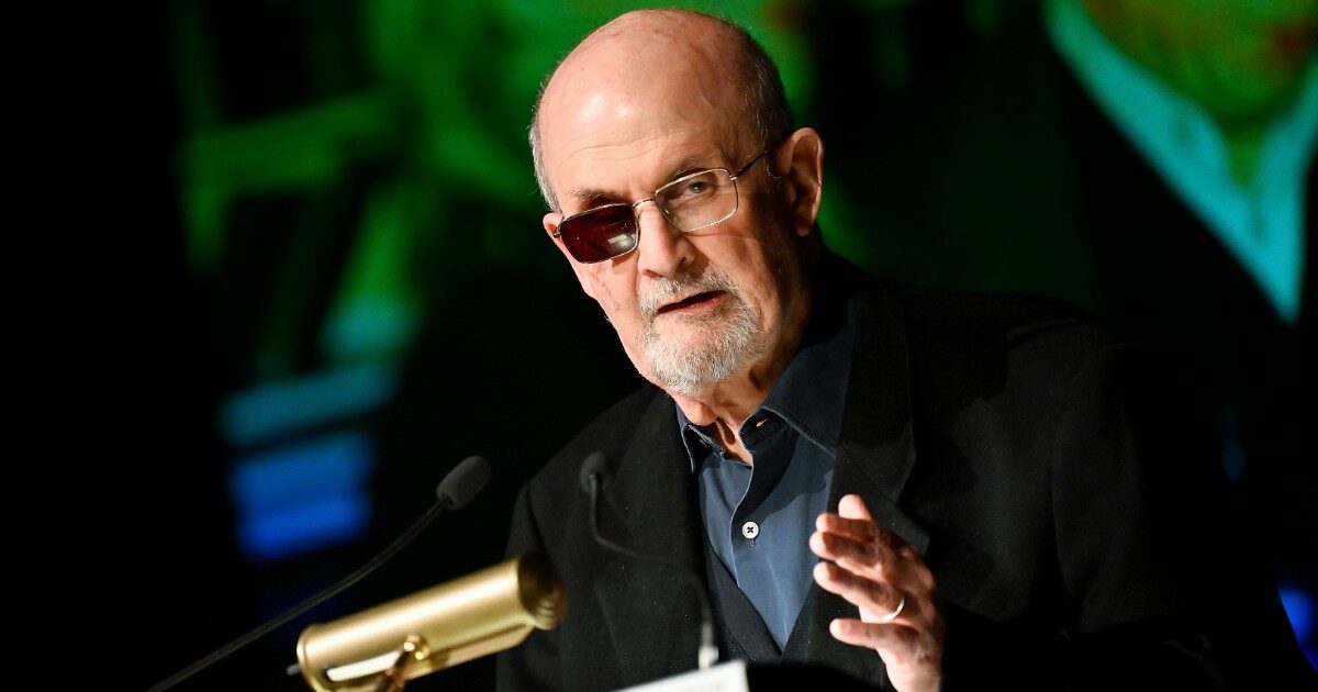 Salman Rushdie contro Meloni: “Le consiglio di crescere ed essere meno infantile”