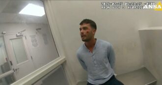 Copertina di Nuovi video dell’arresto di Falcinelli: “Non ce la faccio, devo respirare”. Polizia: “Sbatteva la testa contro la porta, incaprettato per questo”