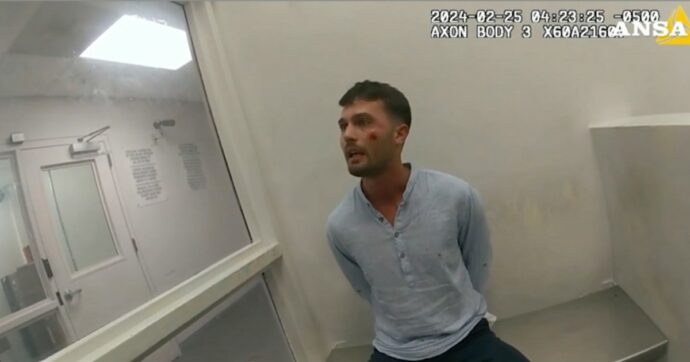 Nuovi video dell’arresto di Falcinelli: “Non ce la faccio, devo respirare”. Polizia: “Sbatteva la testa contro la porta, incaprettato per questo”
