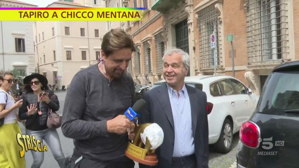 Tapiro d’Oro con pannolone a Enrico Mentana: “Non me lo merito. Io incontinente? Sarebbe difficile fare maratone tv di 20 ore se lo fossi”
