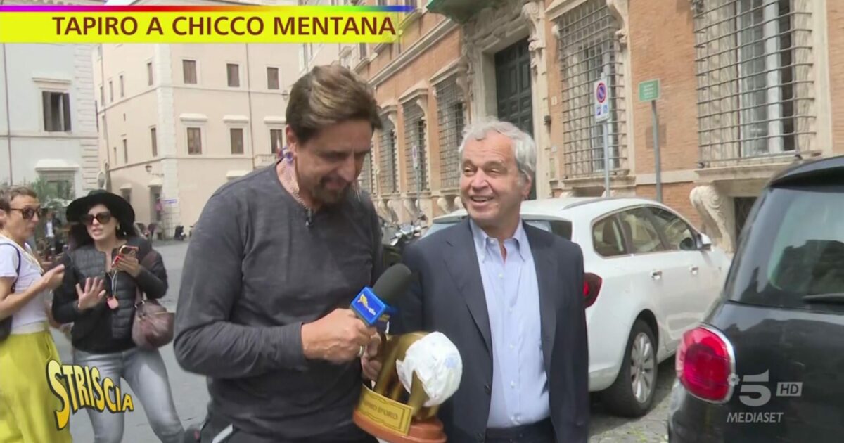 Tapiro d’Oro con pannolone a Enrico Mentana: “Non me lo merito. Io incontinente? Sarebbe difficile fare maratone tv di 20 ore se lo fossi”