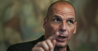 Copertina di L’ex ministro greco Varoufakis: “Indagato per favoreggiamento della narco-mafia, solo per aver detto di aver usato di droghe 36 anni fa”