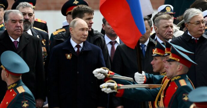 Copertina di Putin, parata con il nucleare. Tusk: “Soldati Nato già a Kiev”
