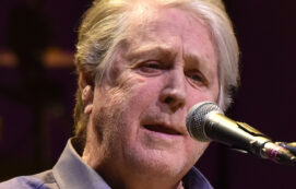 Copertina di Brian Wilson dei Beach Boys sotto tutela per un grave disturbo neurocognitivo: “Non è in grado di provvedere adeguatamente ai propri bisogni”
