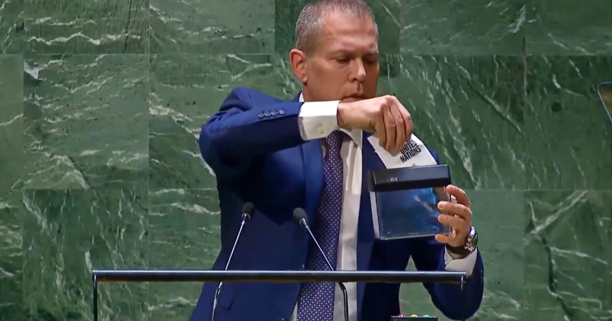 L’ambasciatore d’Israele all’Onu fa a pezzi la carta delle Nazioni Unite in un tritacarte. E dice: “Vergognatevi”