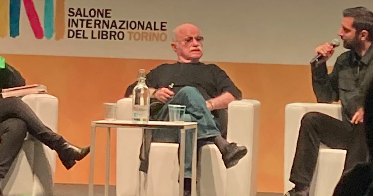 “Parlo di orgasmo con Dio, ma lui quell’argomento non l’ha mai esaminato”: Gino Paoli scatenato al Salone del Libro di Torino