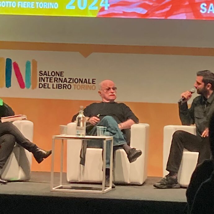 “Parlo di orgasmo con Dio, ma lui quell’argomento non l’ha mai esaminato”: Gino Paoli scatenato al Salone del Libro di Torino