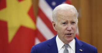 Copertina di Joe Biden pronto ad annunciare nuovi dazi contro la Cina. Nel mirino auto elettriche e batterie