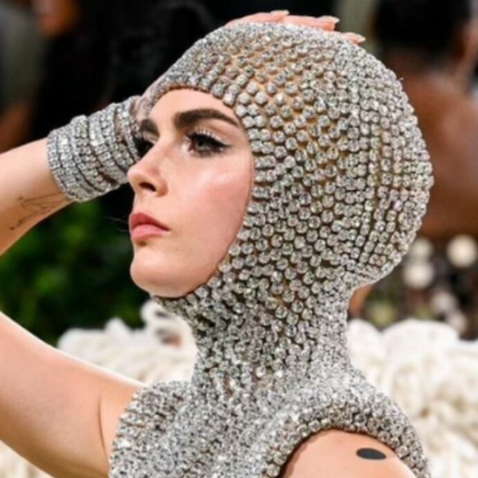 “Se ho smesso io con l’alcol, può farcela chiunque”. L’appello di Cara Delevingne al Met Gala per aiutare chi soffre di alcolismo