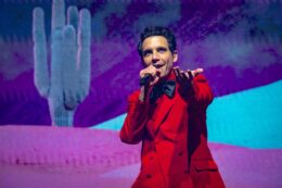 Copertina di Mika a FqMagazine: “Le polemiche a Eurovision su Israele? Giusto esprimersi in pace e non con la violenza. In tour mi perdo nella sana follia”