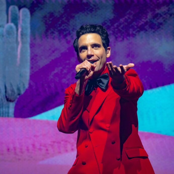 Mika a FqMagazine: “Le polemiche a Eurovision su Israele? Giusto esprimersi in pace e non con la violenza. In tour mi perdo nella sana follia”