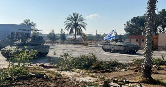 Copertina di I tank dividono in due Rafah. Onu, sì all’iter per la Palestina