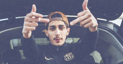 Copertina di Baby Gang sfreccia al suo concerto in Ferrari: tensioni con steward e polizia che tentano di fermarlo. Arrestato il collaboratore e rapper Néza – IL VIDEO