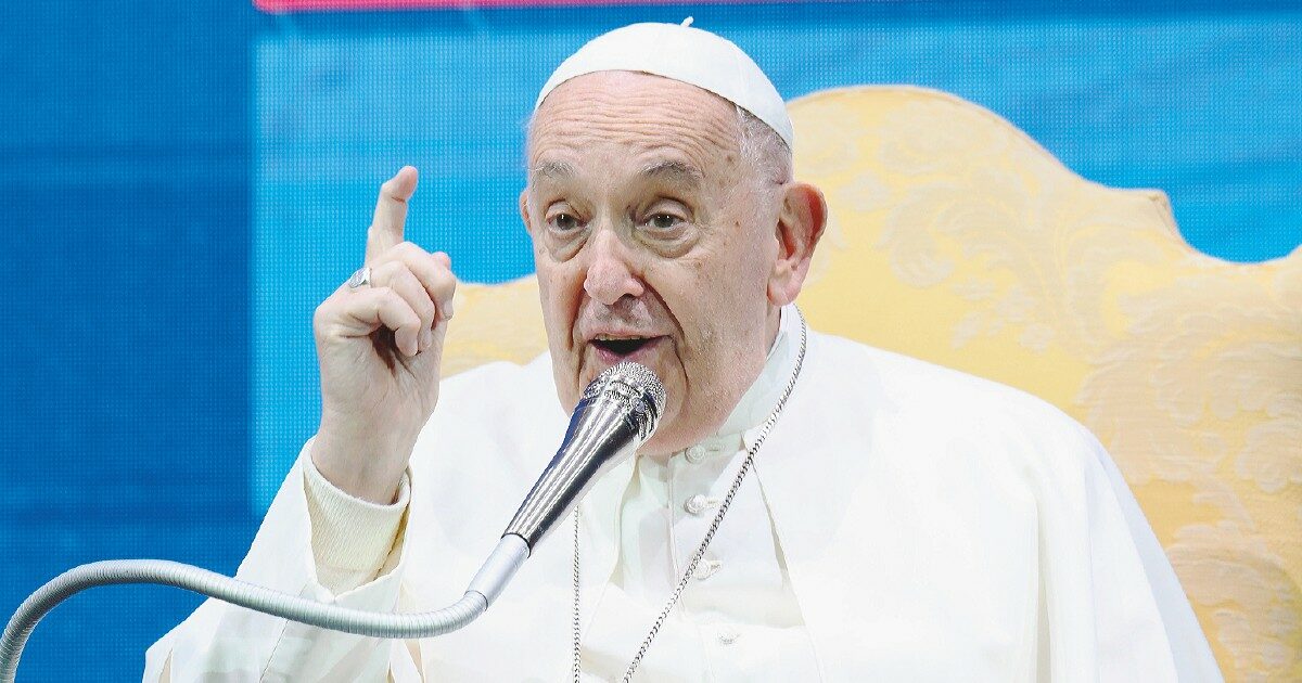 Il Papa a Verona: “La pace non sarà mai frutto di muri e armi”. E abbraccia un israeliano e un palestinese che hanno perso parenti in guerra