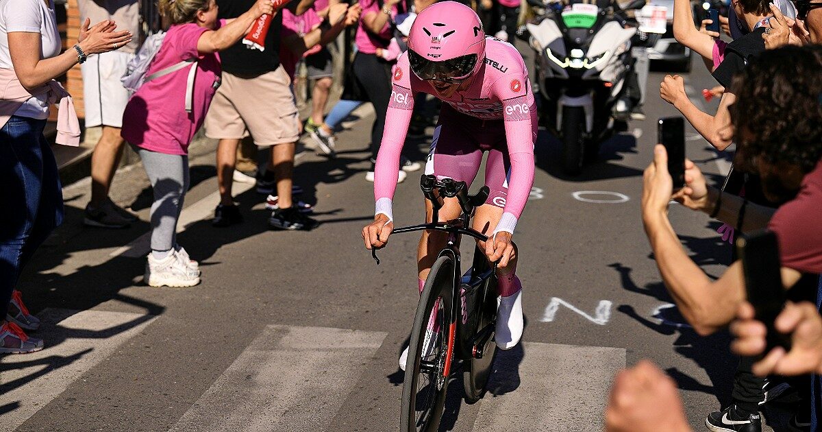Pogacar è un marziano in maglia rosa: domina la crono Foligno Perugia e già blinda il Giro d’Italia