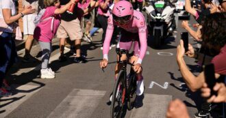 Copertina di Pogacar è un marziano in maglia rosa: domina la crono Foligno-Perugia e già blinda il Giro d’Italia