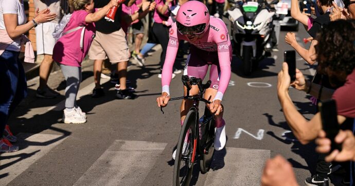 Pogacar è un marziano in maglia rosa: domina la crono Foligno-Perugia e già blinda il Giro d’Italia