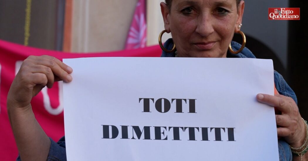 “Dimissioni, dimissioni”: a Genova il presidio contro Toti di associazioni e opposizioni. “Si torni alle urne, il presidente faccia un passo indietro”