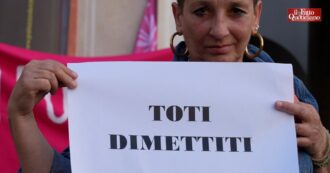 Copertina di “Dimissioni, dimissioni”: a Genova il presidio contro Toti di associazioni e opposizioni. “Si torni alle urne, il presidente faccia un passo indietro”
