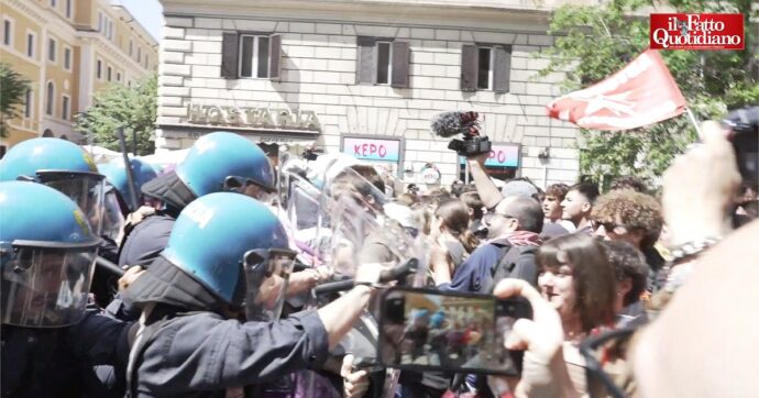 Copertina di Roma, la Polizia carica i manifestanti al corteo contro gli Stati generali della natalità – video. Ci sono feriti, una ragazza portata in ospedale 

